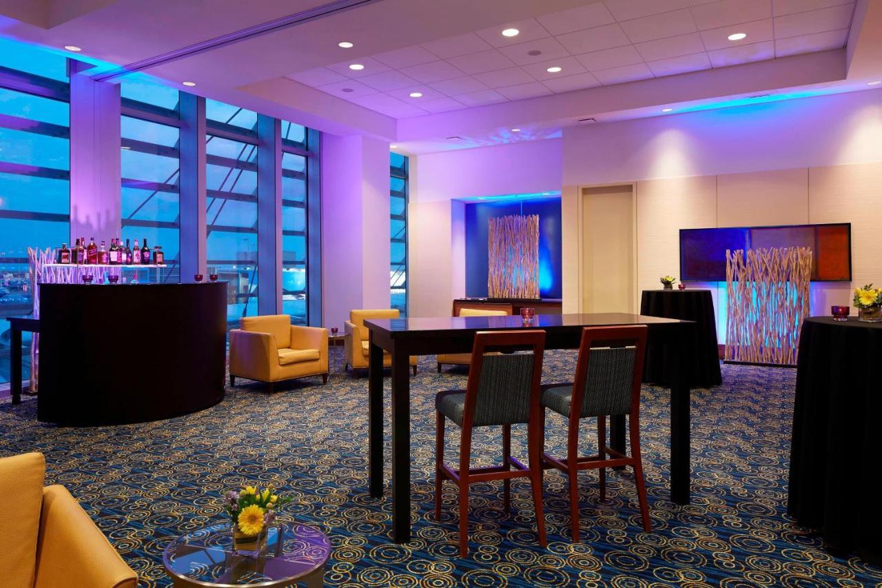 Marriott Montreal Airport In-Terminal Hotel Dorval Bagian luar foto