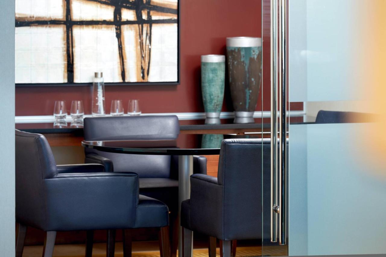Marriott Montreal Airport In-Terminal Hotel Dorval Bagian luar foto