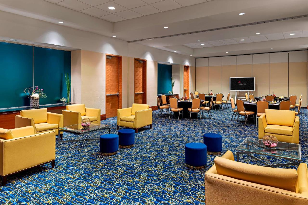 Marriott Montreal Airport In-Terminal Hotel Dorval Bagian luar foto