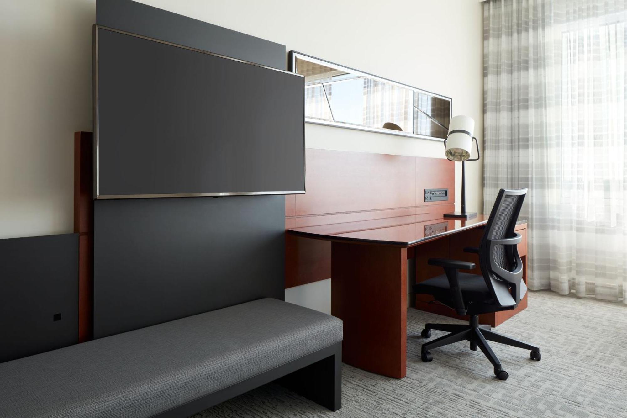 Marriott Montreal Airport In-Terminal Hotel Dorval Bagian luar foto