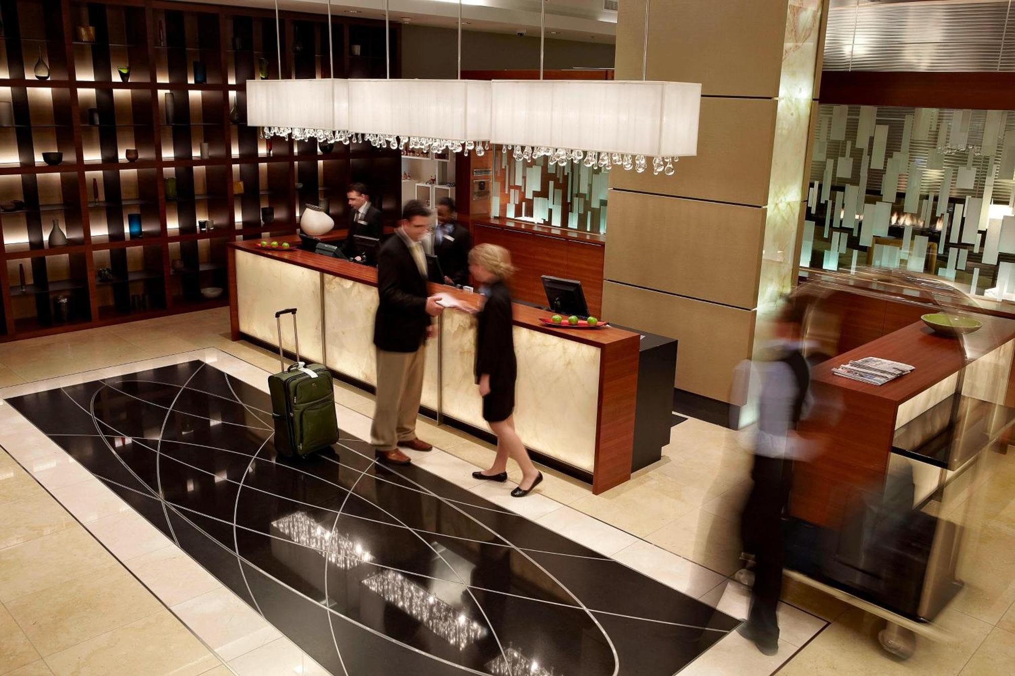 Marriott Montreal Airport In-Terminal Hotel Dorval Bagian luar foto