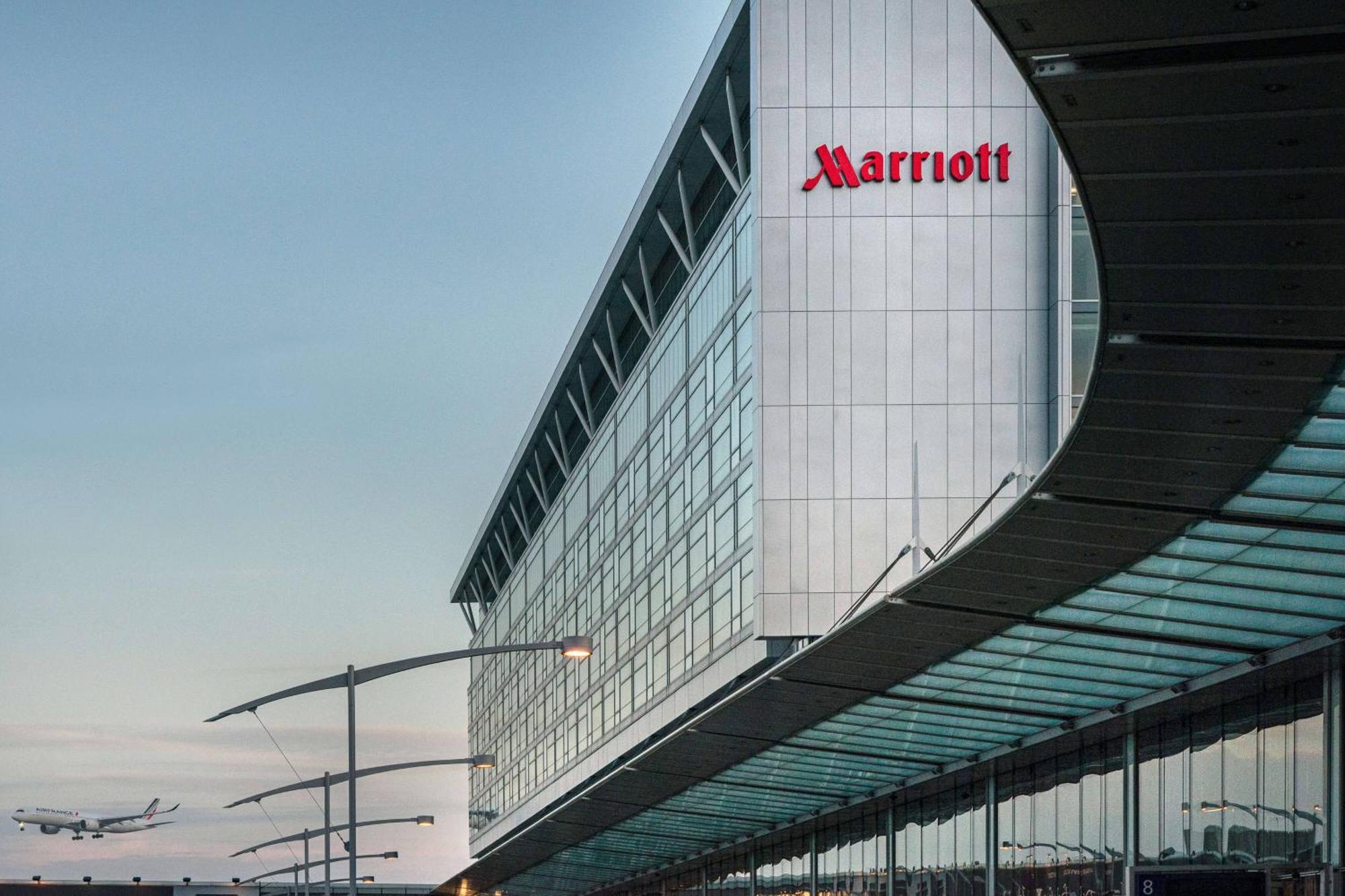 Marriott Montreal Airport In-Terminal Hotel Dorval Bagian luar foto