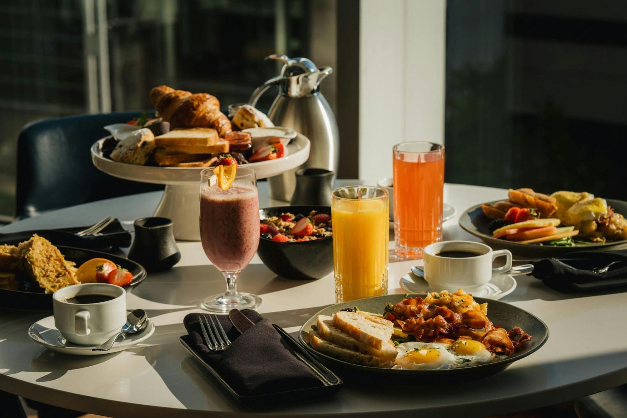 Marriott Montreal Airport In-Terminal Hotel Dorval Bagian luar foto