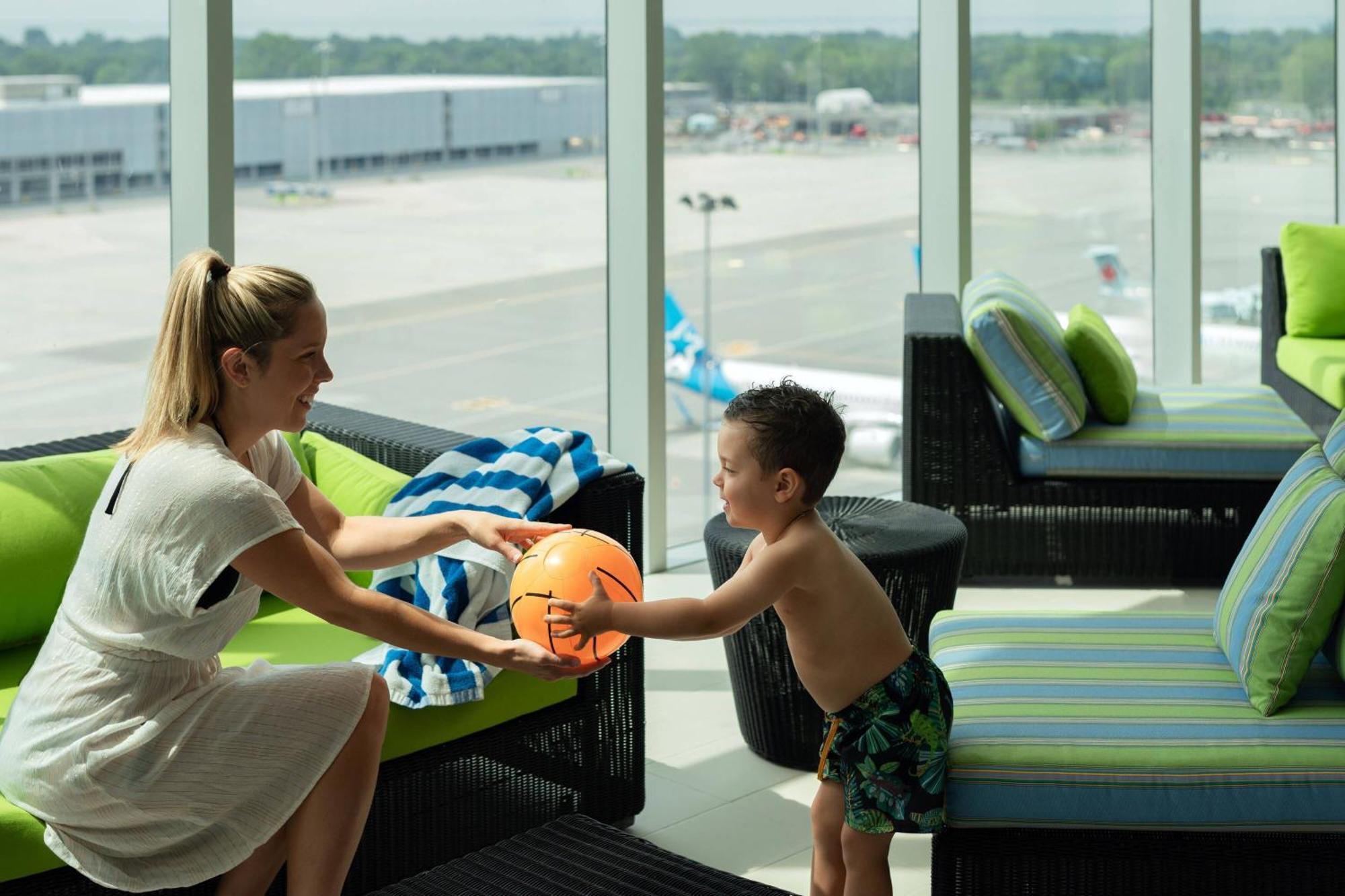 Marriott Montreal Airport In-Terminal Hotel Dorval Bagian luar foto