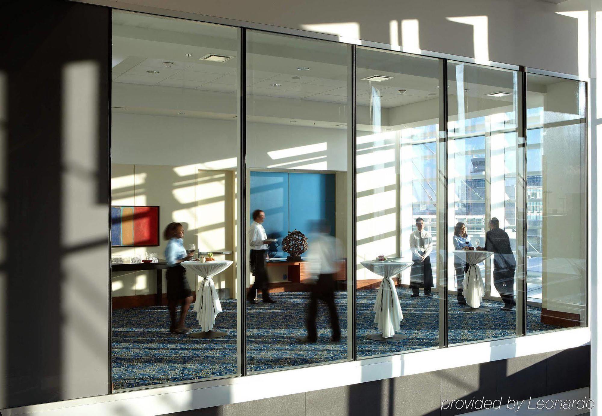 Marriott Montreal Airport In-Terminal Hotel Dorval Bagian luar foto