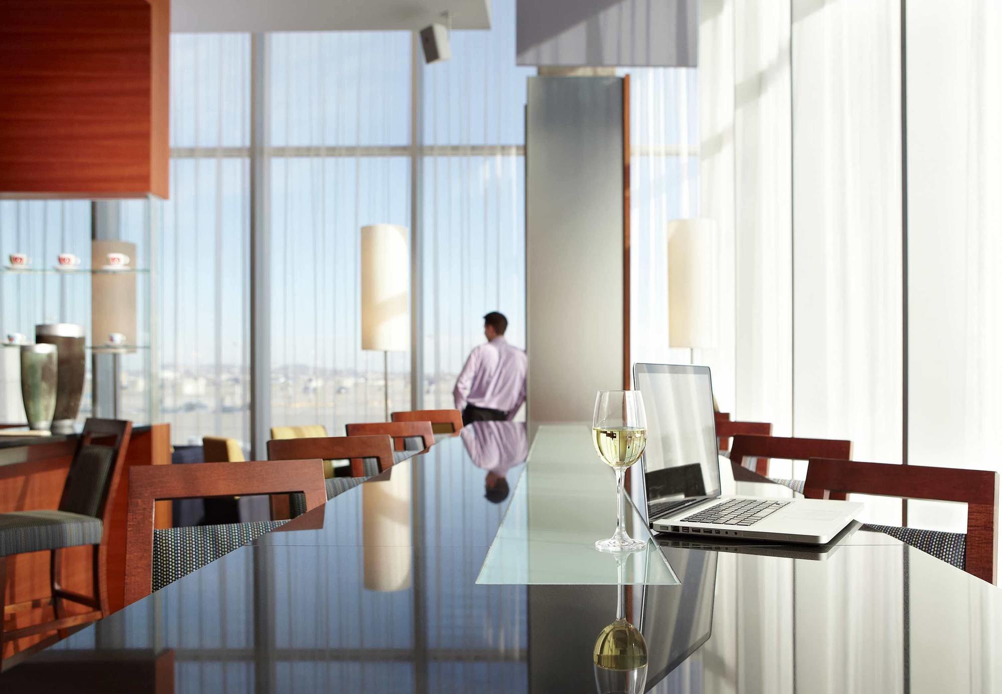 Marriott Montreal Airport In-Terminal Hotel Dorval Bagian luar foto