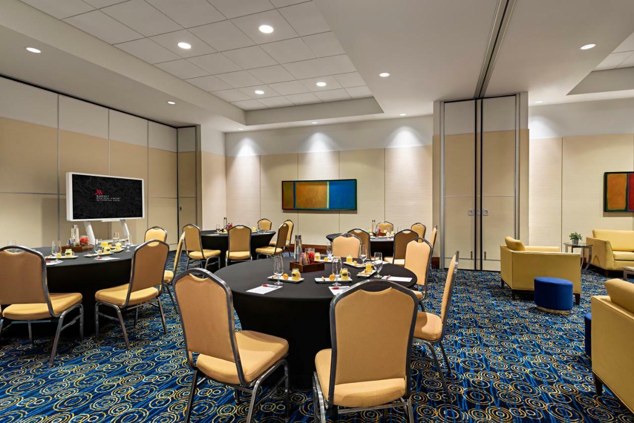 Marriott Montreal Airport In-Terminal Hotel Dorval Bagian luar foto