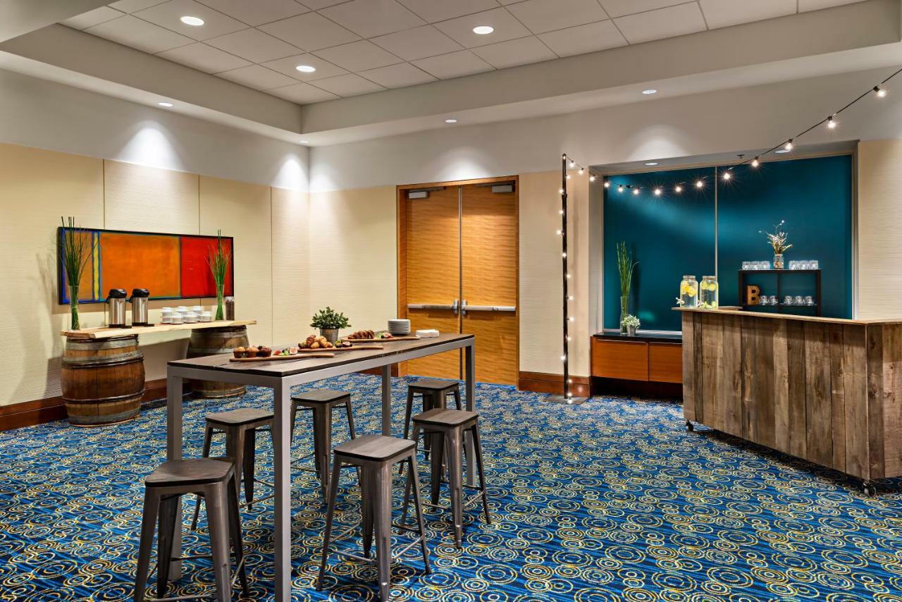 Marriott Montreal Airport In-Terminal Hotel Dorval Bagian luar foto