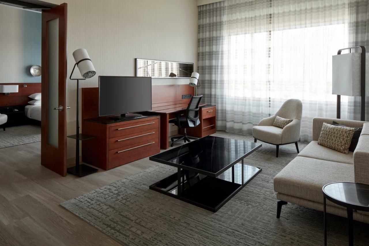 Marriott Montreal Airport In-Terminal Hotel Dorval Bagian luar foto