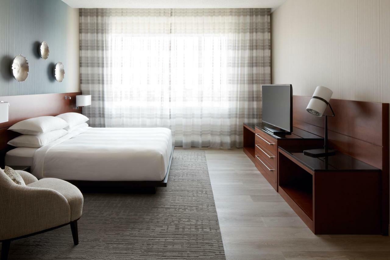 Marriott Montreal Airport In-Terminal Hotel Dorval Bagian luar foto